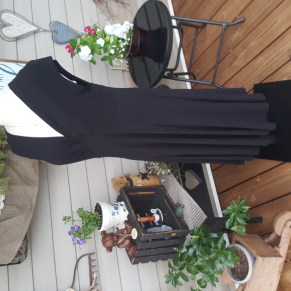 RONNI NICOLE ♡ Absolutely Gorgeous is This Comfy Sexy Black V Neck Dress 12 - Picture 5 of 10